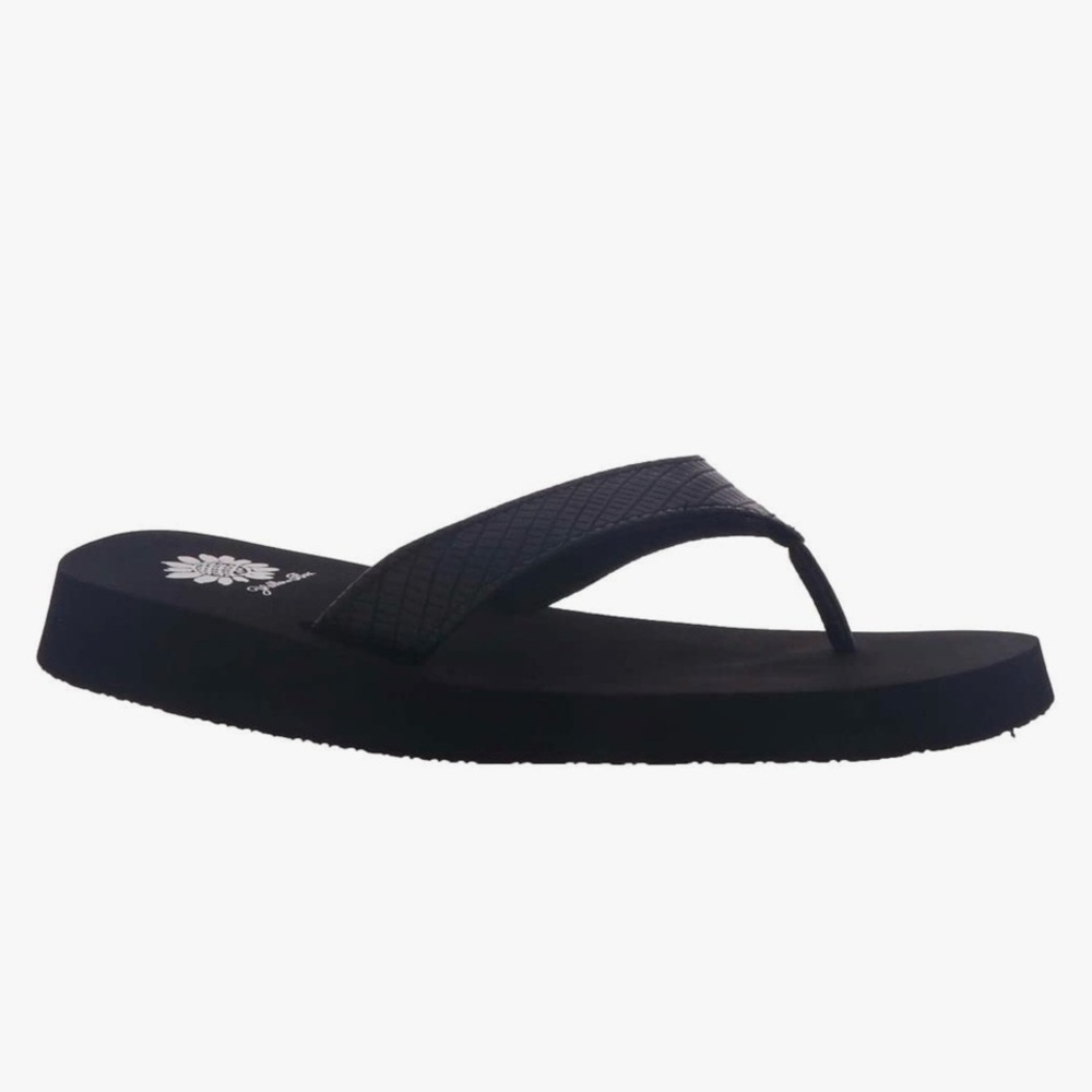 Yellow Box Flinn black  flip flops medium width New in box